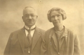 

Hierbij een foto van Foto-Atelier G. Riemsma, Gorredijk. Jelle en Angnietje (Anne) van der Muur-Meinsma, Gorredijk. Foto via Roely de Boer.