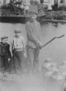 Albert Werkman (rechts) brengt de melkbussen naar de overzijde van de vaart. Links van hem staat Teije Humalda. Foto 1915.