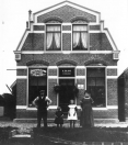 Het huis van Keimpe Blom aan het Oosterend in Kortezwaag. Keimpe was schilder en verkocht behang, borstelwaren en tafelmatten. Op de foto v.l.n.r.: Keimpe, Hinke, Klaske en J.Blom - Bijlsma. 