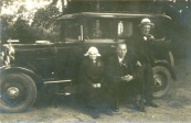 Van links naar rechts:Jurjens Tryntsje. Trijntje Visser-de Vries, ging in augustus 1929 op 91-jarige leeftijd met de eerste ouden-van-dagen  tocht van Gorredijk mee. In de krant werd deze eerste rit in een auto vermeld: Een oud vrachtje.  J.W. van der Meulen.  A. Blauw, commensaal (= kostganger) van weduwe Visser.