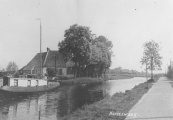 Berend Stuiver was in zijn jonge jaren visser op de binnenwaters van Friesland. Na zijn pensioen liet hij zijn scheepje van een bovenbouw voorzien waardoor er meer ruimte kwam. Hier ligt zijn snikke aan de oostkant van de Compagnonsvaart in Kortezwaag.