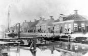 Er staan hier twee herbergen naast elkaar. Op de hoek zetelde tot circa 1890 Jouke Sietses Schaap, in die jaren een bekend hardrijder op de schaats. Zijn opvolger was Jochum Bonnes Bosma, wiens nazaten hier tot in de twintiger jaren van de 20e eeuw woonden. In de zeventiger jaren werd het huis afgebroken voor het verbreden van t'Weike en het ruimer maken van de bocht naar het Easterein.