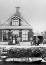 Het huis van Keimpe Blom aan het Oosterend in Kortezwaag. Keimpe was schilder en verkocht behang, borstelwaren en tafelmatten. Op de foto v.l.n.r.: Keimpe, Hinke, Klaske en J.Blom - Bijlsma. 