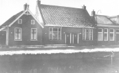 Het dubbele woonhuis nrs. 3 en 4 aan het Easterein in Kortezwaag heeft de onbewoonbaarverklaring van 1955 nog tientallen jaren overleefd. Pas in de zeventiger jaren is het afgebroken. Laatste bewoners waren Tjepke de Vries met zijn vrouw Geeske en hun aangenomen zoon Piet de Groot.
