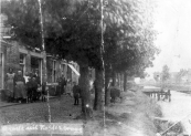 Deze gehavende foto uit circa 1920 toont ons het zuideinde van de Langewal in Kortezwaag. Deze in een beperkt aantal uitgegeven ansichtkaarten werd vervaardigd door Jitse Staphorsius die het eerste huis links bewoonde. Jitse had meer pijlen op zijn boog, hij was ook rijwielhersteller en barbier