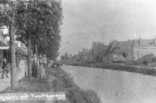 Jitze Staphorsius vijzelde zijn inkomsten uit de rijwielhandel wat op door in eigen beheer ansichtkaarten uit te geven. Het was in de jaren 1910/1920 toen de fotografie nog niet algemeen was en buurtbewoners ook wel 