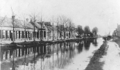 Jan Eisenga stuurde in oktober 1878 bericht aan het gemeentebestuur, dat hij van plan was tussen Gorredijk en het Oostereind in Kortezwaag, 24 woningen te bouwen. Hij verzocht deze huizen onder het beheer van Gorredijk te brengen en had daarmede een vooruitziende blik.