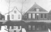 De grens tussen Gorredijk en Kortezwaag lag vroeger tussen deze twee huizen. Het witte huisje werd afgebroken voor de aanleg van de straat Raänana.