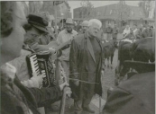 De marktdag van 31-10-1994 had een bijzonder tintje, het was namelijk die dag 300 jaar geleden dat kooplui voor het eerst handel dreven op de Gorredijkstermarkt. Tevens werd veehouder Jan Jelles de Vries door de organisatie tijdens deze editie in het zonnetje gezet. De 78 jarige veehouder uit Hoornsterzwaag komt al 60 jaar op de markt in Gorredijk. De Friese troubadours Doede Bleeker , Bennie Huisman en Jaap Louwes zongen hem toe. 
