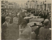 Mensen massa's verdrongen zich langs de onafgebroken veelijn in de hoofdstraat (dubbele straat), gezien  in de richting van de Hegedyk/Nijewei. De foto is gemaakt tijdens de najaarseditie in het jaar 1969 te Gorredijk.
