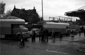 Op deze foto uit het jaar 1960 is de kermis op het Marktplein onder de voet van het Streekmuseum te zien, de kermis was die dag gesloten wegens de harde wind.
Aanwezig waren onder andere de zweefmolen van Rapke Tuinstra uit Drachten en op de achtergrond staan de luchtschommels van de familie Jansen uit Leeuwarden.
(Bron: Fotocollectie stichting kermiscultuur & historisch kermis transport)