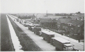Op bovenstaande foto welke dateert uit Oktober 1954 zijn de veewagens te zien welke gestald staan op de Badweg zo tussen het ''Hoekje'' Hoofdstraat en de Rindert van Zinderen Bakkerstrjitte.