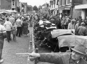 Met de komst van de ligboxstal verdwenen de horens der koeien. Najaar 1995.