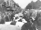  1980 De traditionele Gordykster merke speelde zich gisteren af onder dreigende najaarsluchten, maar het bleef de hele dag zo goed als droog. De toeloop is wel eens groter geweest en ook de aanvoer van vee was minder dan voorgaande jaren. Oars is der gjin trochkommen oan, mar hjoed Uke my de drokte wat minder ta, zei marktmeester Tjeerd Popkema uit  Beetsterzwaag. Hij stond met die bewering niet alleen. Er is volgens de marktmeester op meer plaatsen sprake van een dalende lijn als het gaat om najaarsmarkten. Gorredijk heeft, zoals bekend, ook een voorjaarsmarkt (de eerste maandag in mei) en de marktmeester heeft de stellige indruk, dat de drukte zich van de najaarsnaar de voorjaarsmarkt verlegt. De kraamhouders en standwerkers waren gisteren, zeker tot de middag, evenmin enthousiast. Volgens een paar kooplieden was de handel op de veemarkt in de Hoofdstraat lauw. De aanvoer was: 16 paarden, 175 koeien en pinken. 40 graskalveren en een twintigtal schapen en geiten.