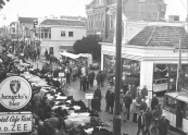 Regenachtige najaarsmarkt in 1977 te Gorredijk.
