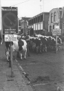 Jaarmarkt op 25-10-1975 aan de Hoofdstraat te Gorredijk.