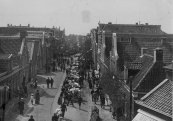 De Noord-Oost Dubbelestraat tijdens een najaarsmarkt in oktober. De foto werd gemaakt vanuit het afgebroken Schansburg.