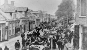 De voorjaarsmarkt aan de Noord-Oost Dubbelestraat met een groot aanbod van vee. Op de achtergrond de wieken van korenmolen de Morgenster die in 1904 afbrandde.