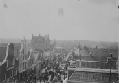 De jaarmarkt in Gorredijk met veel vee in de Zuid-West Dubbelestraat. Rechts van de Openbare Lagere school zijn de wieken van de korenmolen 