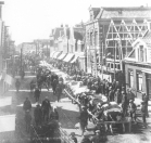 Jaarmarkt in Gorredijk in 1927. Het huis van Hans Hanzes de Boer werd verbouwd.