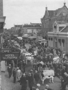 Jaarmarkt in de Zuid-West Dubbelestraat kort na de tweede wereldoorlog. Rechts staat nog het huis van notaris Van der Sluis. Gerrit Sijtsema maakte reclame voor zijn Oxfordkleding.