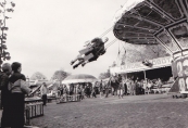 Een foto uit het jaar 1983 waarop de attracties Zweefmolen van Steenhuis , Vliegtuigmolen van de familie van der  Molen/Arjaans , Holly Cranes van de familie Sipkema/Speelman , Bootjesmolen Speedway Caroussel  van de familie Rampen en de Rupsbaan  Aerobic-Robot  van de familie Regter te zien zijn welke het volk amuseren op het Marktterrein.