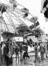 Najaarskermis  1974, De talrijke buien hebben er voor gezorgd dat ook de Gordykster merke deze herfst een natte bedoening werd, een Kermis in de regen bij wijze van spreken. Maar tussen de buien door was het droog en in die perioden moesten de exploitanten hun slag slaan. Het werd ook voor hen geen boppeslach, maar de Gordyksters brachten toch zoveel belangstelling op dat Gordykster merke ook dit jaar redelijk slaagde.  (op de foto de Skilift van familie Bosma/de Vries)