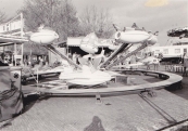 Najaarskermis Gorredijk 1983 met een close-up van de vliegtuigmolen van de familie van der Molen/Arjaans uit Joure.