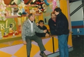 De kermisexploitanten v.l.n.r. Nico Sipkema (Autoscooter), Bertus Flikkema (Lijntrek/Hoepla), Herman Por (Matterhorn), Johannes Rampen (Babysport/Bootjesmolen) hielden een onderonsje op de Gorredijkster kermis 1988 . Foto: B. Flikkema.