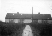 Kippenhokken, bijgenaamd de barakken, verbouwd tot 4 woningen. Ze stonden in Kortezwaag, ten zuiden van Gorredijk. Oorspronkelijk waren het noodwoningen voor Belgische vluchtlingen tijdens de Eerste Wereldoorlog.