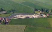 Oosterend van Kortezwaag. Het witte huis in de bocht van de Compagnonsvaart werd bewoond door Lammie Dijkstra en zijn vrouw.