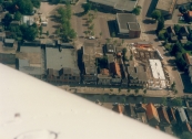 Luchtfoto Brugt Mulder 1985. Op de plaats waar de Doopsgezinde kerk en de drogisterij van Herman Zwart aan de Langewal stonden bouwde Van Wijnen een winkel en flats voor bejaarden en jongeren. Rechts van de nieuwbouw de Formanjestrjitte.