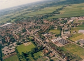 Luchtfoto Brugt Mulder 1985. Van onderen rechts naar boven de Stationsweg met daarachter de metaalwarenfabriek van Joh. Imkes de Jong. Linksonder de Burgemeester Harmsmaschool met het sportveld en de fietscrossbaan van F.C.O. (Fietscross Club Opsterland).