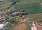 Luchtfoto Brugt Mulder 1985. Links de Kromten, Nijefeart, Overtoom en de weg naar Tijnje.