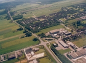 Luchtfoto Brugt Mulder 1985. Van middenrechts naar linksonder de Stationsweg en Tolhúsleane. Van onder naar boven de Overtoom en de weg naar Lippenhuizen.