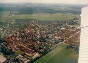 Luchtfoto Brugt Mulder 1985. Van linksonder naar midden rechts de Nijewei. Boven de Compagnonsvaart met Lange en Kortewijk en verder naar Lippenhuizen.