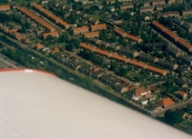 Luchtfoto Brugt Mulder 1985. Rechtsonder de brug tussen it Weike en it Leantsje. Verder de Compagnonsvaart langs de vliegtuigvleugel naar linksboven.