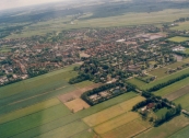 Luchtfoto Brugt Mulder 1985. Van rechtsonder naar links de Hegedyk met de begraafplaats. Van midden links naar rechts de Nijewei.