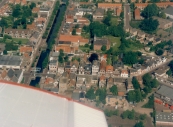 Luchtfoto Brugt Mulder 1985. Links de Hoofdbrug met de Hoofdstraat en Stationsweg naar rechts.