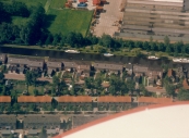 Luchtfoto Brugt Mulder 1985. De Compagnonsvaart met de nieuwe huizen die na afbraak van de z.g. Vinkebuurt aan de Langewal onder Kortezwaag werden gebouwd. Rechtsboven de Timmerfabriek De Vries die helaas in 2012 de deuren heeft  moeten sluiten.