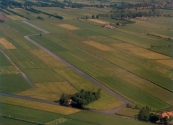 Luchtfoto Brugt Mulder 1985. De Compagnonsvaart met beneden tussen de huizen de afslag naar Lippenhuizen met Lange- en Kortewijk.