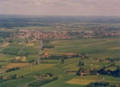 Luchtfoto Brugt Mulder 1985. Van boven naar beneden de Compagnonsvaart met halverwege Tsjoelebartje, vroeger een brug met sluis maar nu een dam die de verbinding met de Schoterlandse Compagnonsvaart verbrak.