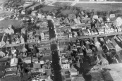 Luchtfoto uit de vijftiger jaren (20-09-1957) met bescheiden nieuwbouw ten oosten van Gorredijk.