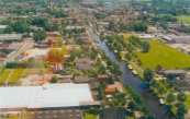 Deze luchtfoto is genomen vanuit het noordwesten met links de Kerkewal en rechts de Molenwal waarvan het stuk op de voorgrond de Kalkovens werd genoemd naar het kalkwerk dat hier vroeger stond. Op de voorgrond links de kassen van Kussendrager. Het bedrijf werd in 1927 gesticht door Hendrik Kussendrager, de grootvader van de huidige eigenaar. Als groentenkweker begonnen, is men in de zestiger jaren van de twintigste eeuw overgestapt op bloemen enz.