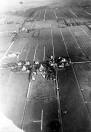 Eén de luchtfoto's die Sietse Teijema in 1922 maakte. Horizontaal in het midden de Hegedyk. Achter de boerderij van Heere de Vries (nu nr. 6) lag het voetbalterrein waar op dat moment een wedstrijd werd gespeeld. Geheel links naar boven de Nijewei naar Kortezwaag met rechts daarvan de Mariahoeve.