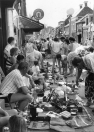 Vrijmarkt in de Hoofdstraat van Gorredijk in mei 1990.