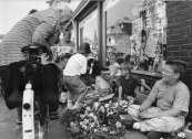 Markthandelaren in de dop tijdens de vrijmarkt in de Hoofdstraat, mei 1990