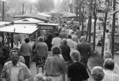 Veel kijkers maar weinig kopers op de meimarkt van 1990.