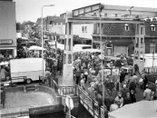 Overzicht van de marktbezoekers op 28 oktober 1985. Veel kijkers, weinig kopers volgens de standhouders.