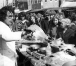 De demonstratie van de wonderpan vergt inspanning, de tong komt erbij uit. Voorjaarsmarkt in mei 1983